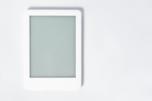 Lettore di libri elettronici su sfondo bianco isolato