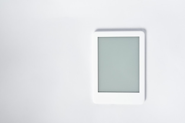 Lettore di libri elettronici su sfondo bianco isolato