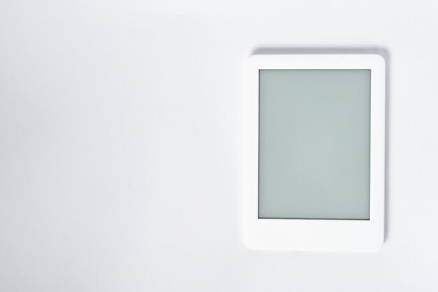 Lettore di libri elettronici su sfondo bianco isolato