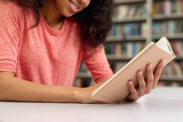 Lettura dell'adolescente di smiley del primo piano