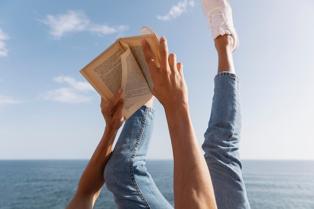 Lettura dell'uomo di vista laterale alla spiaggia