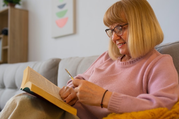 Lettura della donna del colpo medio con il magnifier