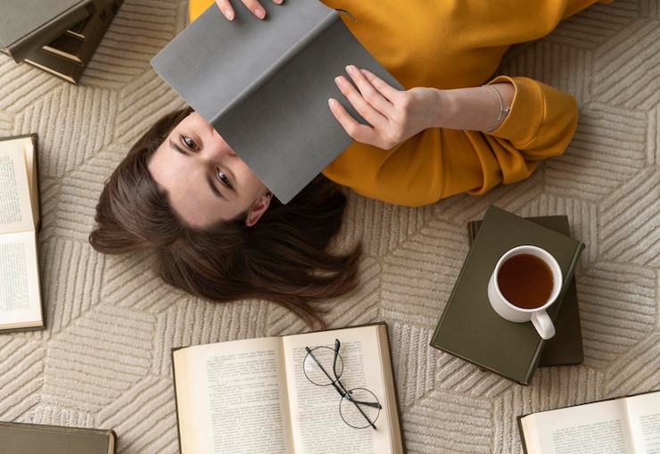 Foto gratuito lettura della donna vista dall'alto