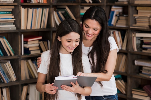 Lettura della ragazza e della ragazza adulta del primo piano