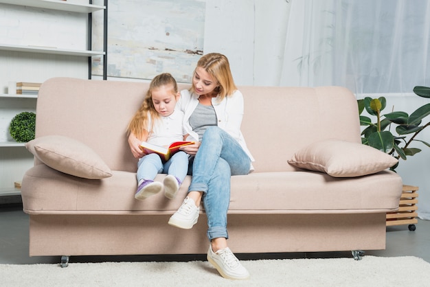 Lettura di madre e figlia