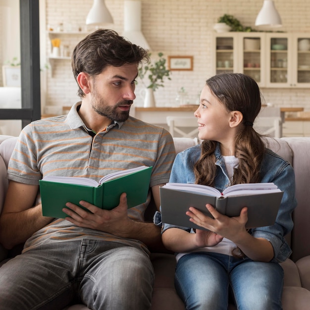 Lettura di padre e ragazza