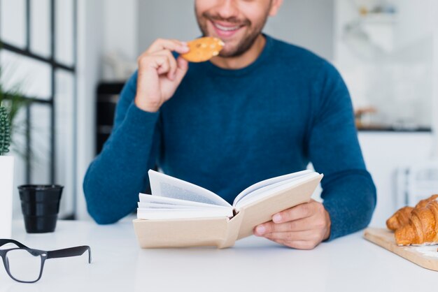 Lettura media del primo piano che mangia uno spuntino