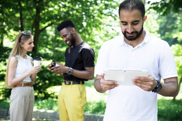 Lettura uomo vista frontale dal tablet