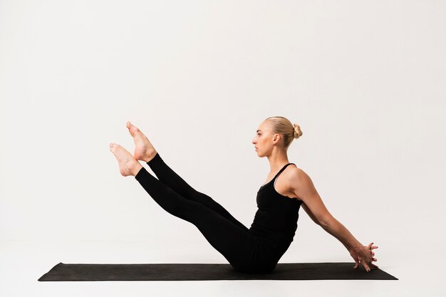 Lezione di yoga con bella donna