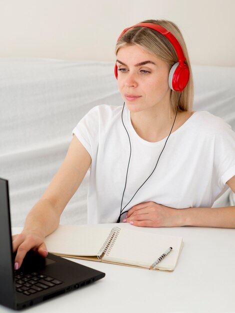 Lezioni online con lo studente usando il suo laptop