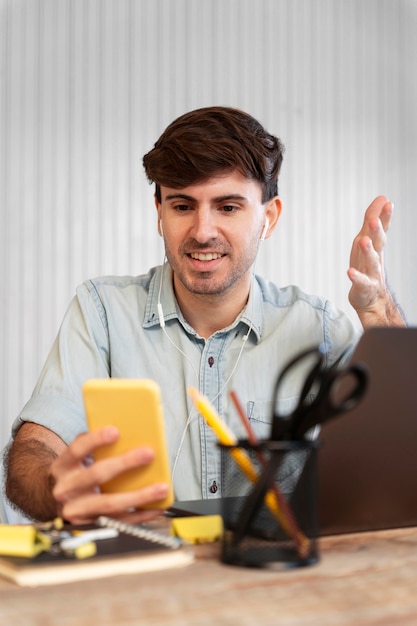 Libero professionista alla ricerca sul suo telefono per un progetto