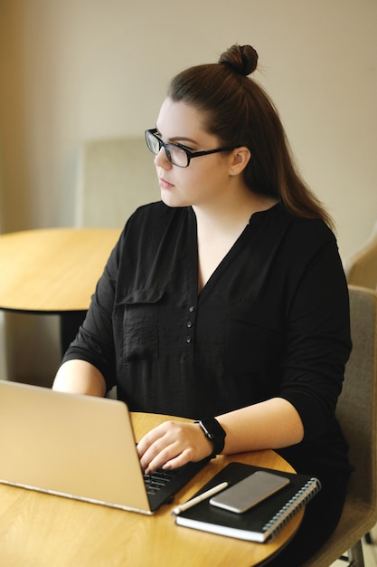 Libero professionista che lavora al computer portatile