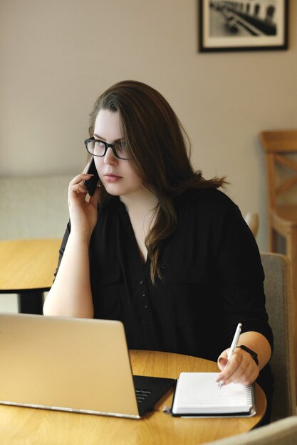 Libero professionista che lavora al computer portatile