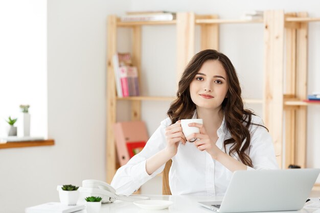 Libero professionista della donna o donna di affari utilizzato labtop che lavora al concetto moderno di affari e di tecnologia dell'ufficio