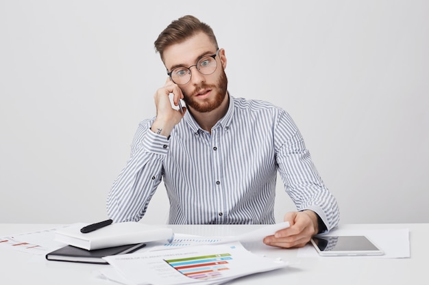 Libero professionista maschio lavoratore duro ha sguardo perplesso come si rende conto della sua colpa