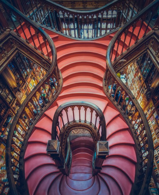Libreria Lello con scala in legno nel centro storico di Porto, Portogallo