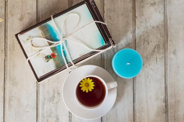 Libri, candela e caffè con fiore all&#39;interno