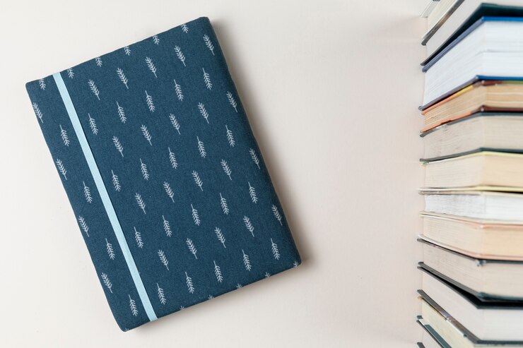 Foto gratuito libri di vista superiore con sfondo bianco