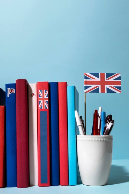 Libri in inglese appoggiati sul tavolo dello spazio di lavoro