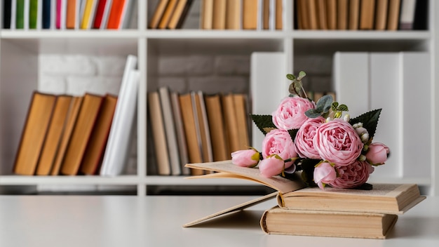 Libri sullo scaffale e disposizione dei fiori