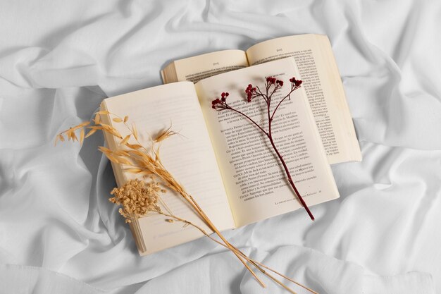 Libri vista dall'alto con composizione floreale
