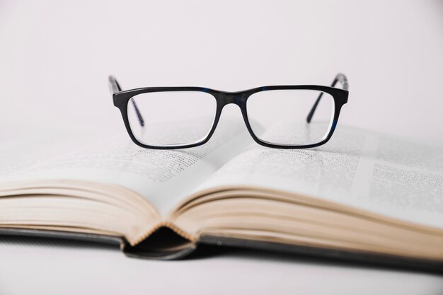 Libro aperto e occhiali da vista
