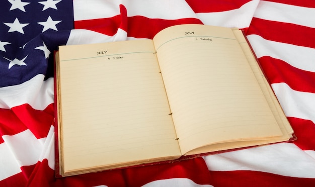 Libro aperto sulla bandiera americana