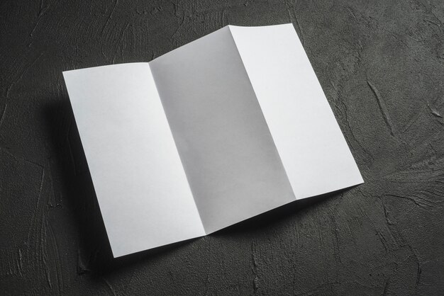 Libro bianco piegato su struttura concreta