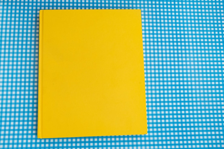 Foto gratuito libro cartaceo fisico su primo piano di sfondo