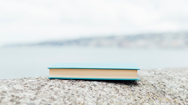 Libro chiuso vicino al mare