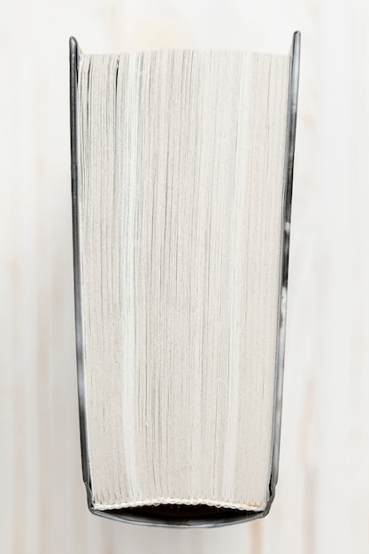 Libro con copertina rigida vista dall'alto con sfondo bianco