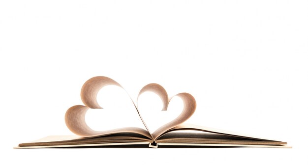 Libro con le pagine aperte di forma di cuore isolato su backg bianco