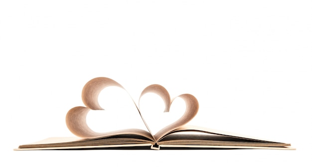 Libro con le pagine aperte di forma di cuore isolato su backg bianco
