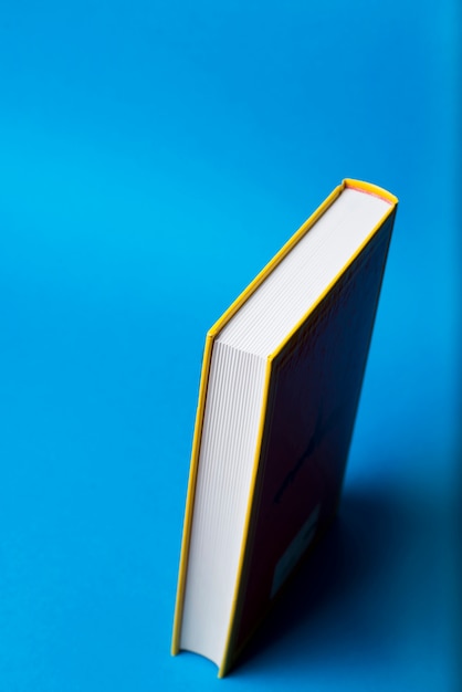 libro decorativi su sfondo blu