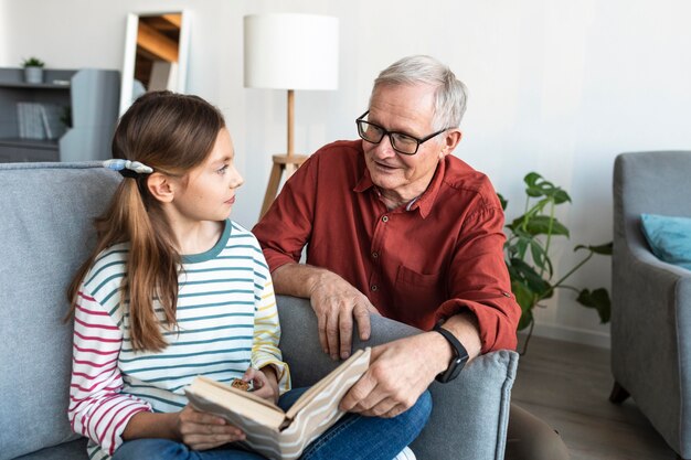 Libro della holding della ragazza e del nonno