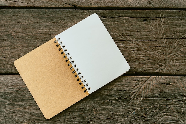 Foto gratuito libro di appunti in bianco