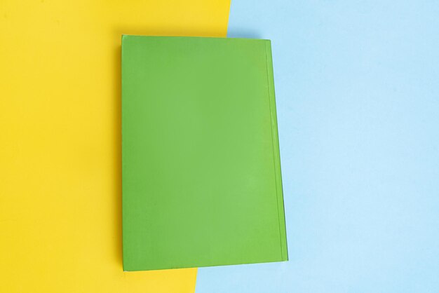 Libro di carta fisico sopra il primo piano del fondo