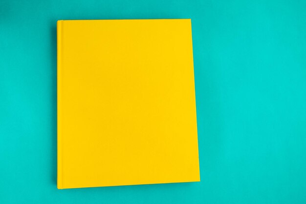 Libro di carta fisico sopra il primo piano del fondo