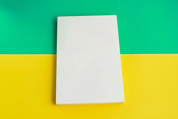 Libro di carta fisico sopra il primo piano del fondo