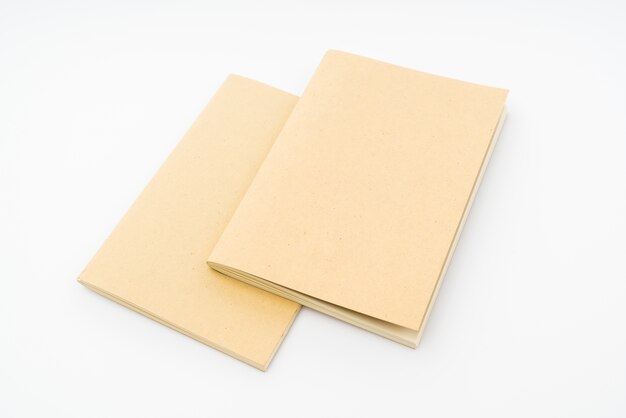 libro di carta riciclata su sfondo bianco.