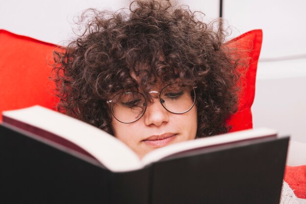 Libro di lettura adolescente carino