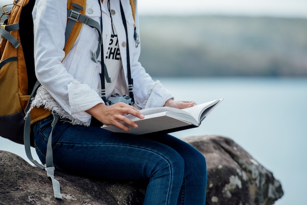 Libro di lettura bella donna in montagna