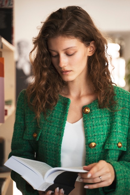 Libro di lettura della donna di vista frontale