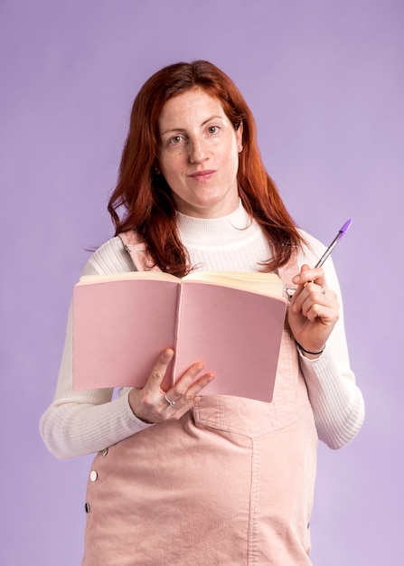 Libro di lettura della donna incinta di smiley