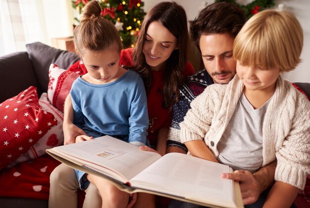 Libro di lettura della famiglia a Natale