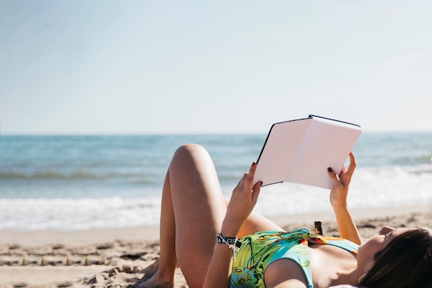 Libro di lettura donna in spiaggia