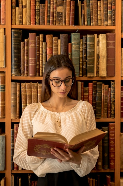 Libro di lettura donna intelligente in biblioteca