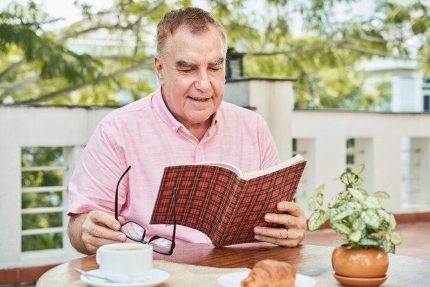 Libro di lettura invecchiato dell'uomo