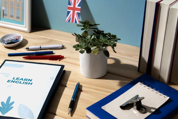 Libro in inglese poggiato sul tavolo dello spazio di lavoro