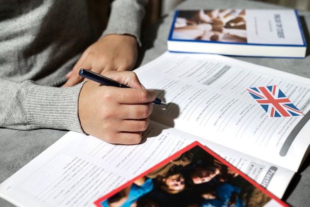 Libro inglese appoggiato sul tavolo dello spazio di lavoro